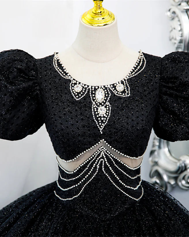 Robe de bal glamour à manches courtes en tulle noir et perles