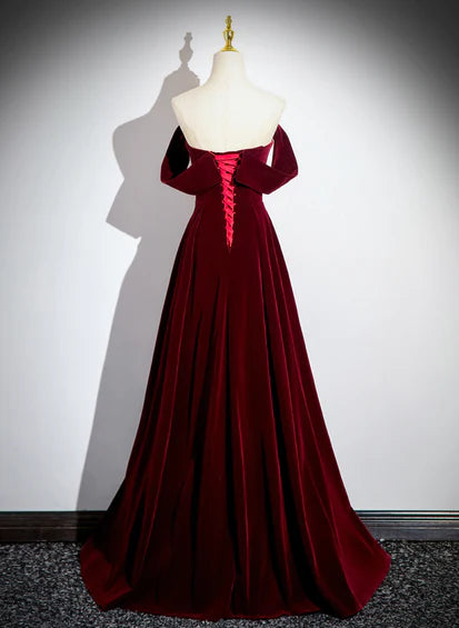 Robe de bal longue en velours rouge vin à épaules dénudées