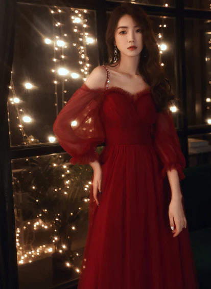 Vestido de fiesta de tul con tirantes y cuentas en color rojo vino, corte A