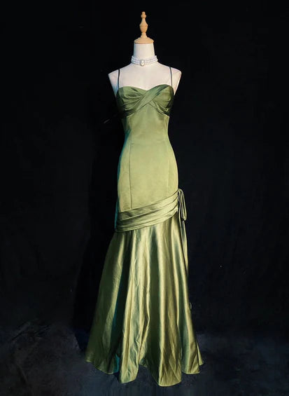 Vestido de noche largo de satén verde con tirantes en forma de corazón