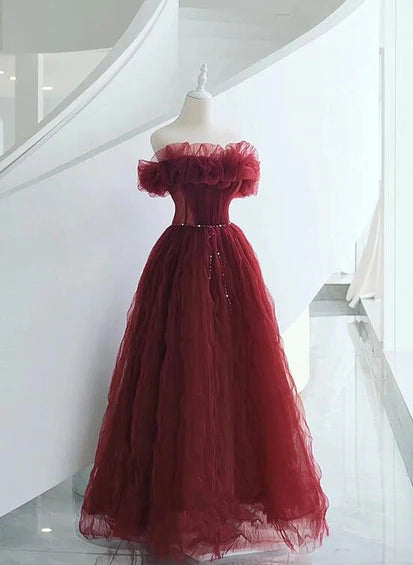 Vestido de fiesta largo con hombros descubiertos, lentejuelas y tul rojo vino