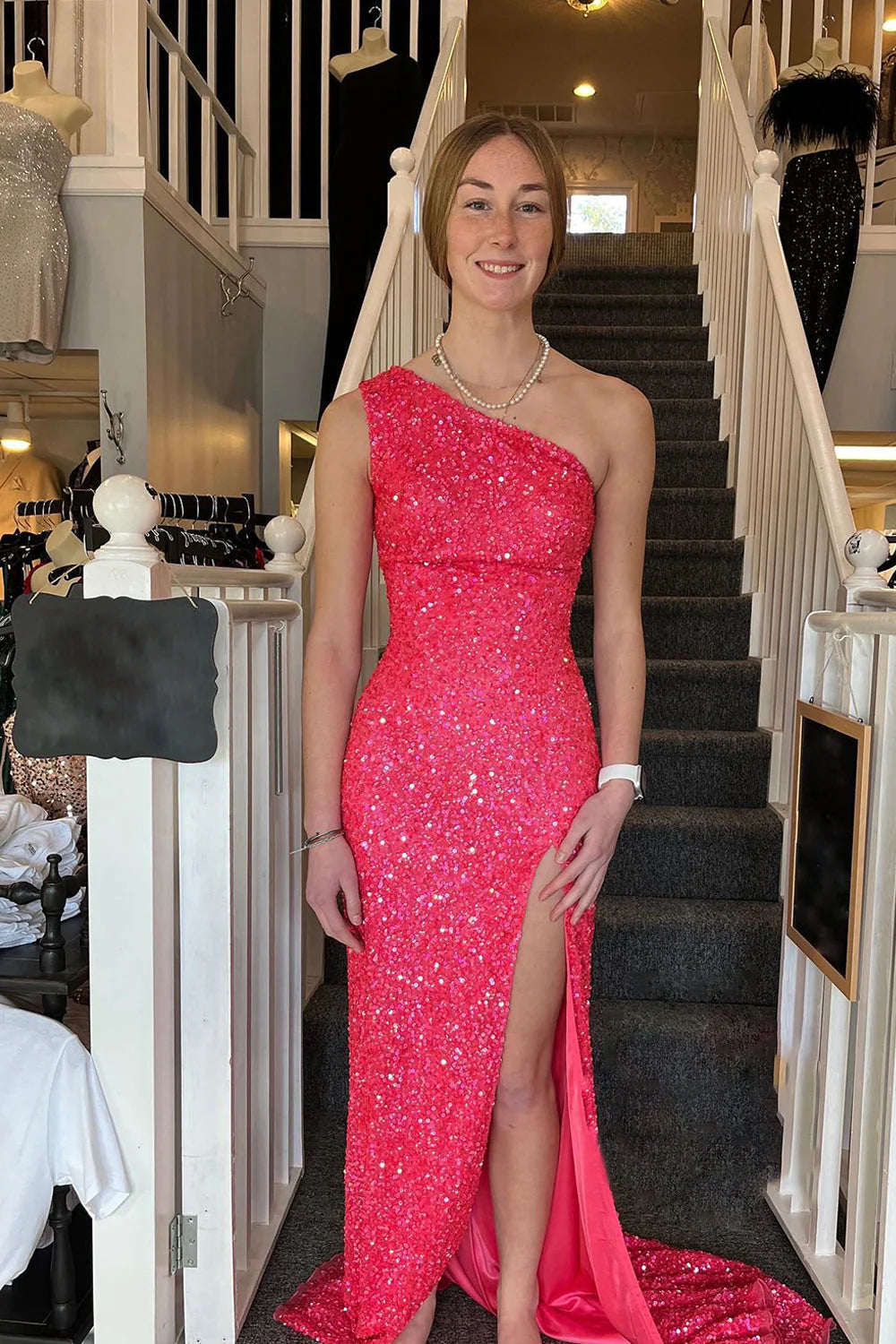 Vestido de fiesta largo con lentejuelas y un hombro descubierto con abertura frontal