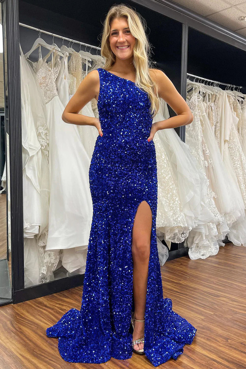 Vestido de fiesta largo con lentejuelas y un hombro descubierto con abertura frontal