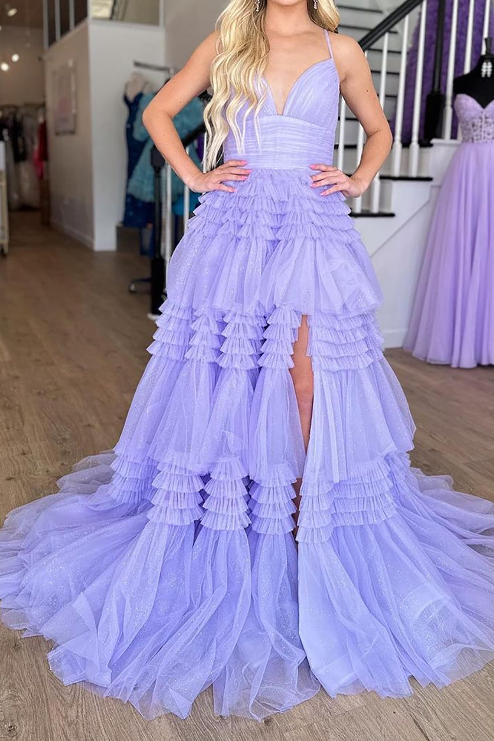 Superbe robe de bal longue lilas à bretelles spaghetti et volants