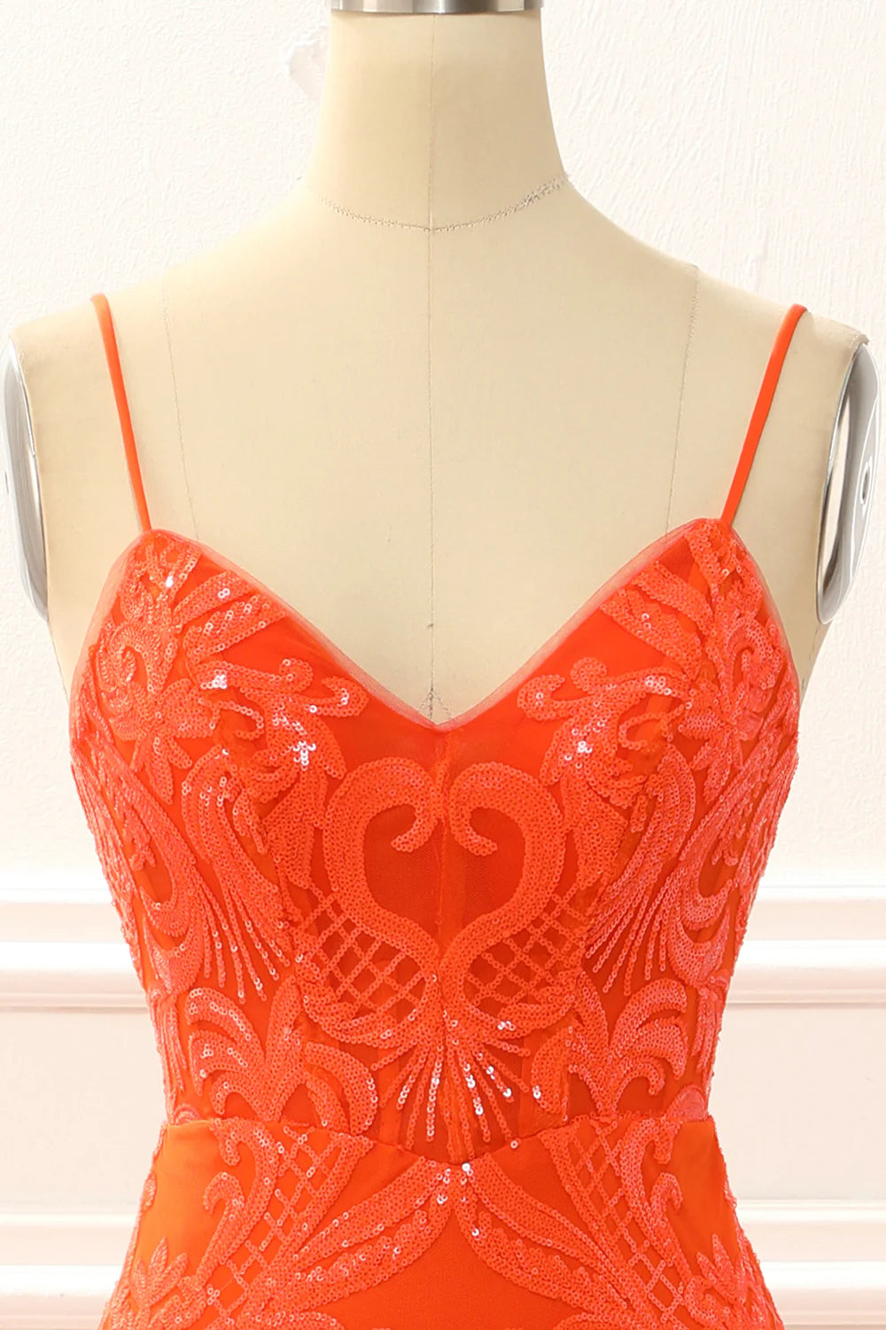 Vestido de fiesta de sirena con purpurina naranja y abertura