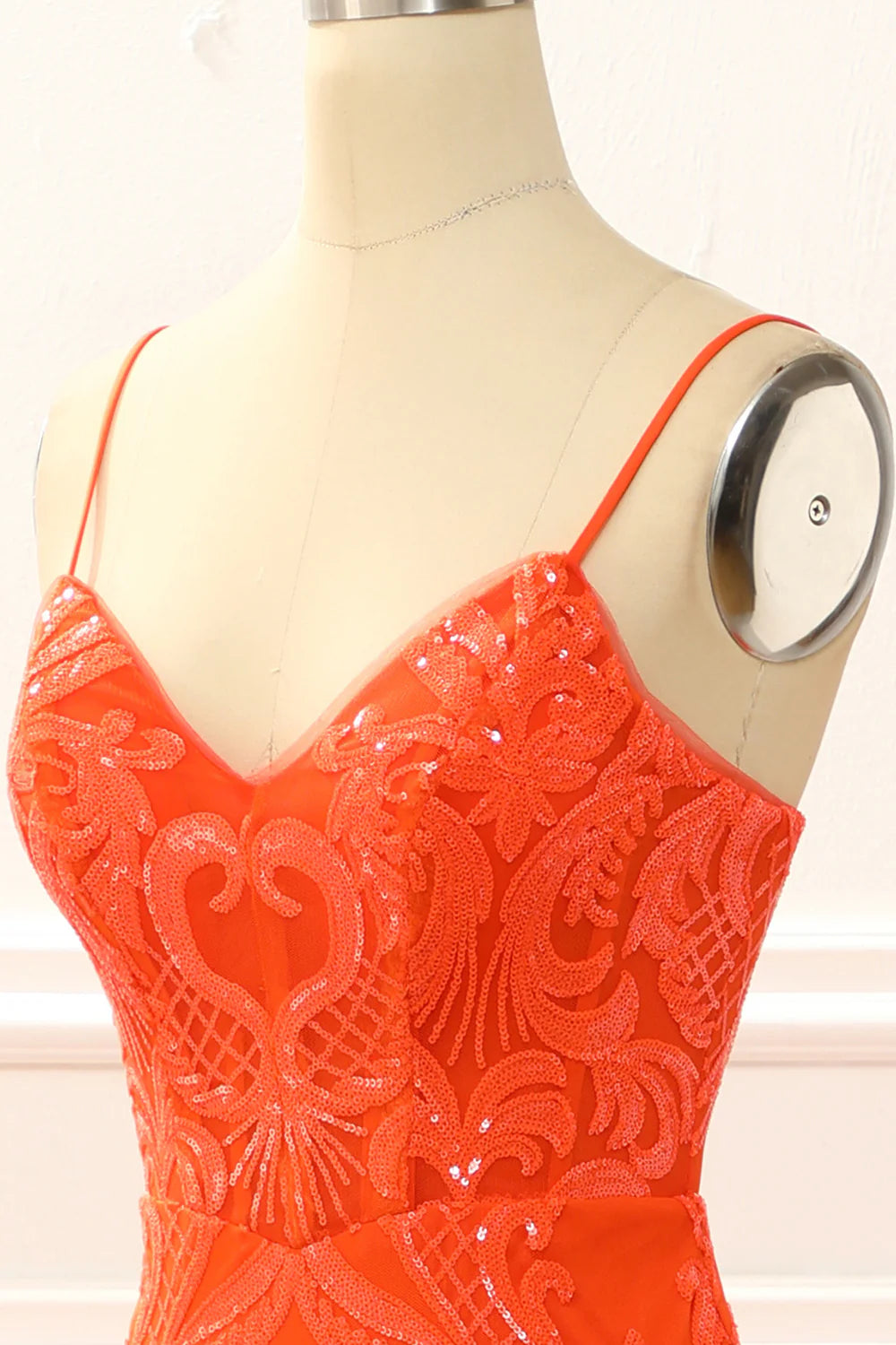 Vestido de fiesta de sirena con purpurina naranja y abertura