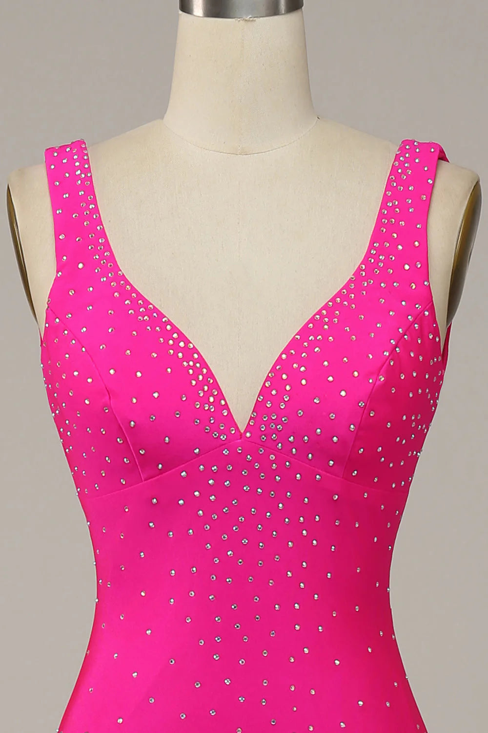 Vestido de fiesta fucsia con cuentas y escote en V de sirena