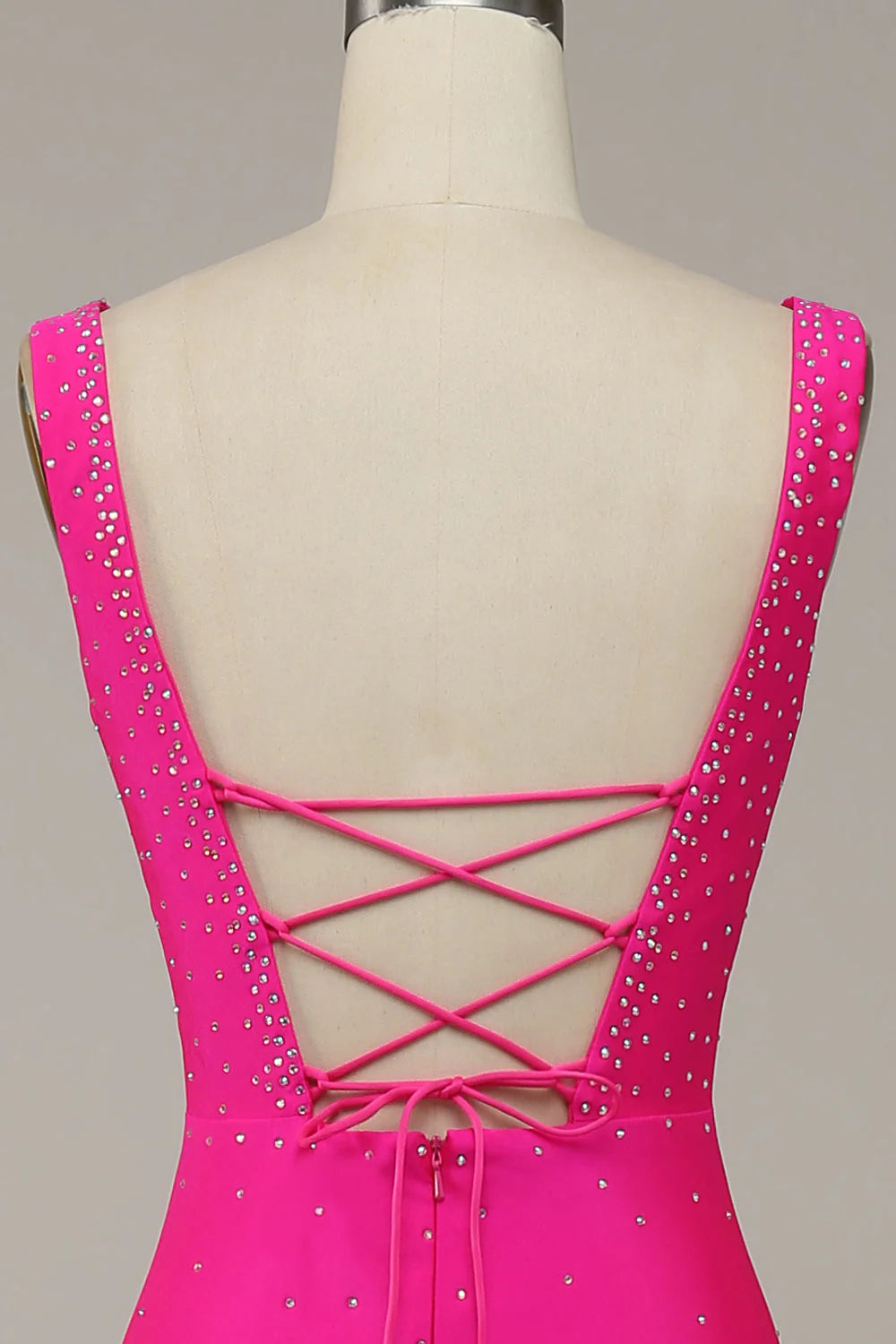 Vestido de fiesta fucsia con cuentas y escote en V de sirena