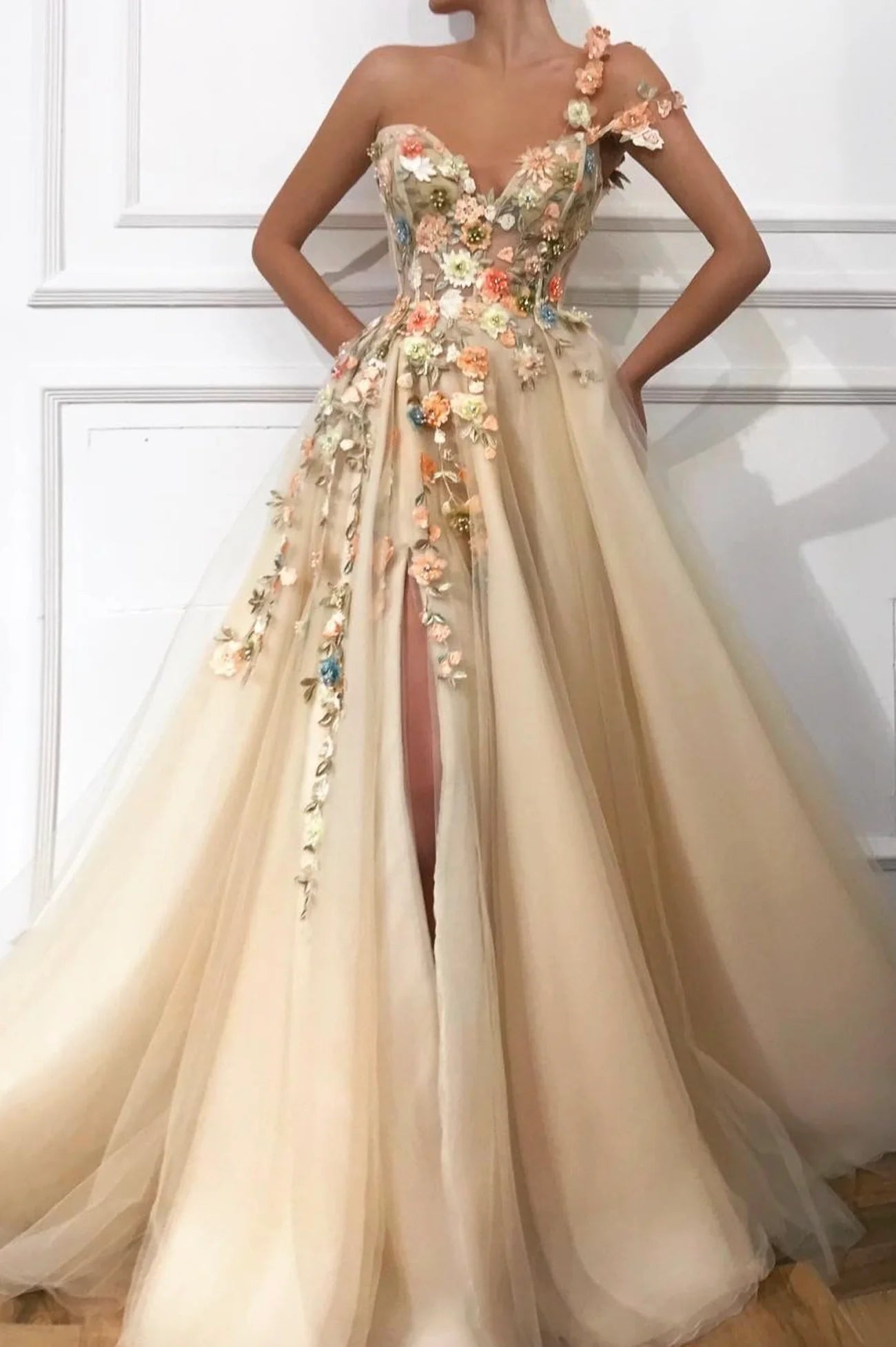 Robe de bal longue coupe trapèze en tulle champagne avec appliques et fente