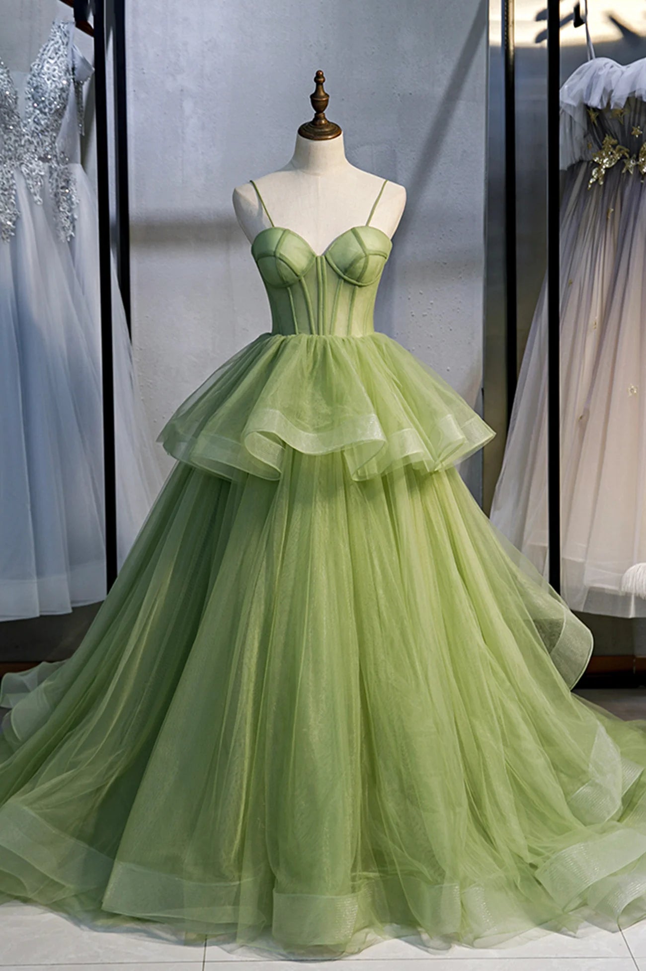 Robe de bal longue en tulle vert coupe trapèze