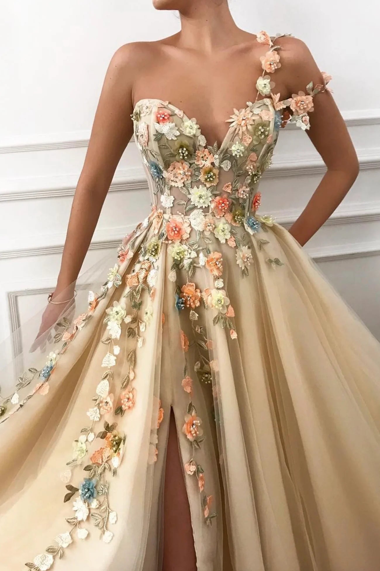 Robe de bal longue coupe trapèze en tulle champagne avec appliques et fente