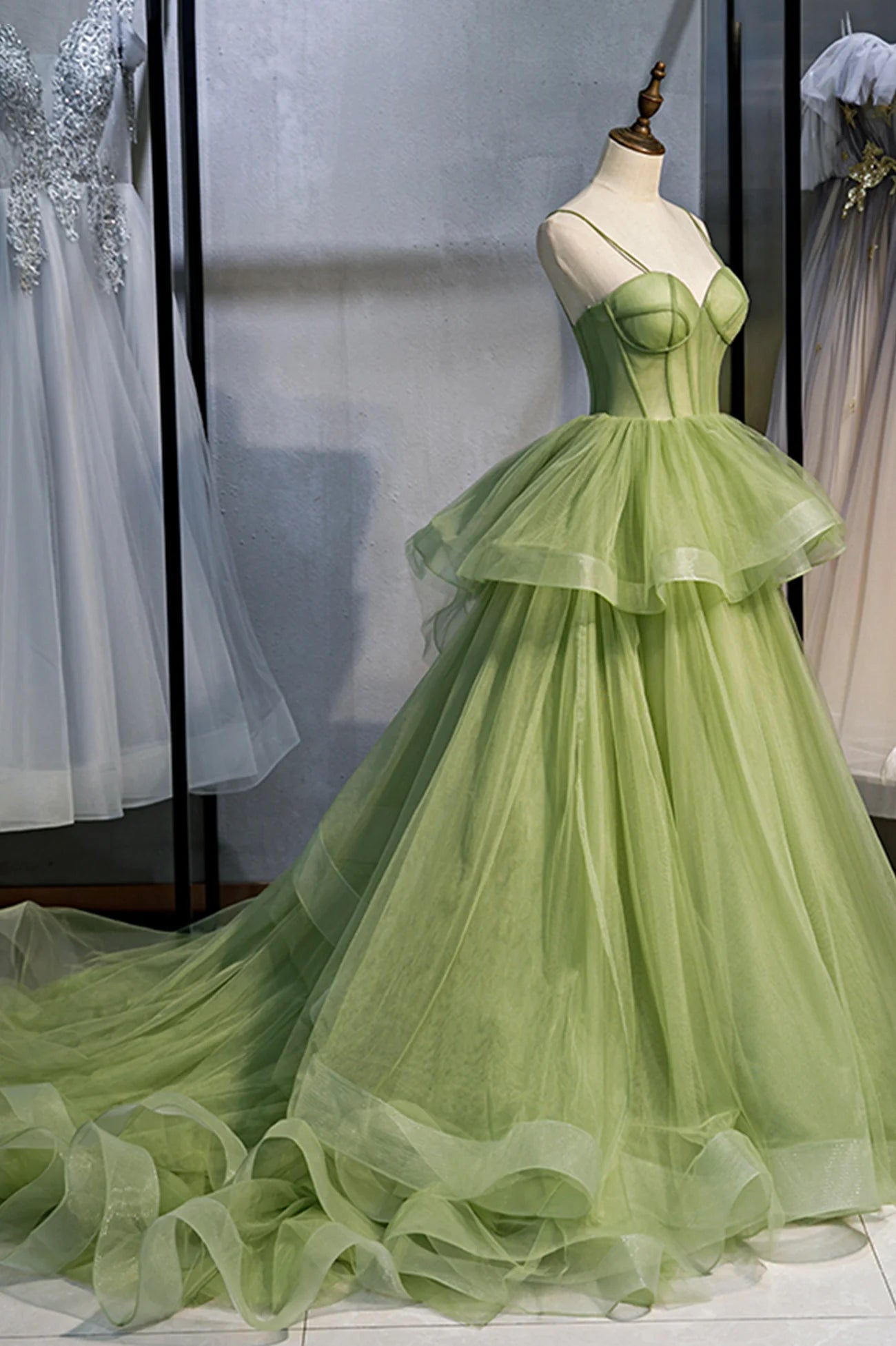 Robe de bal longue en tulle vert coupe trapèze