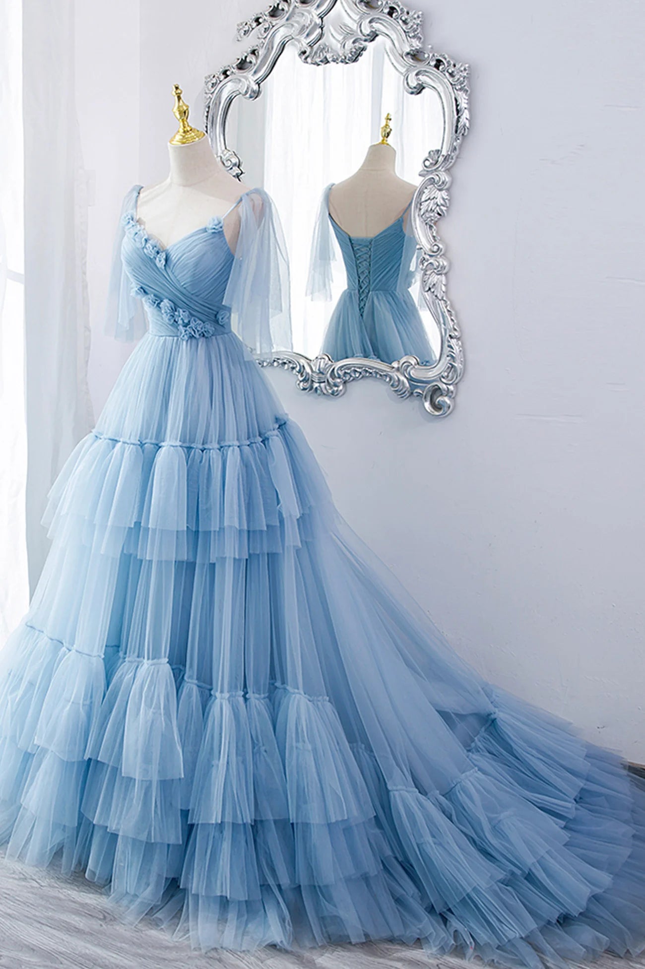 Robe de princesse longue en tulle avec col en V et bretelles spaghetti