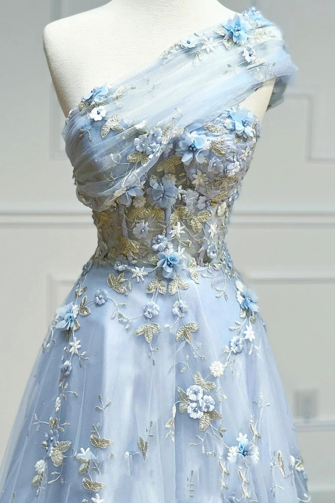 Robe de bal longue en tulle bleu sans bretelles