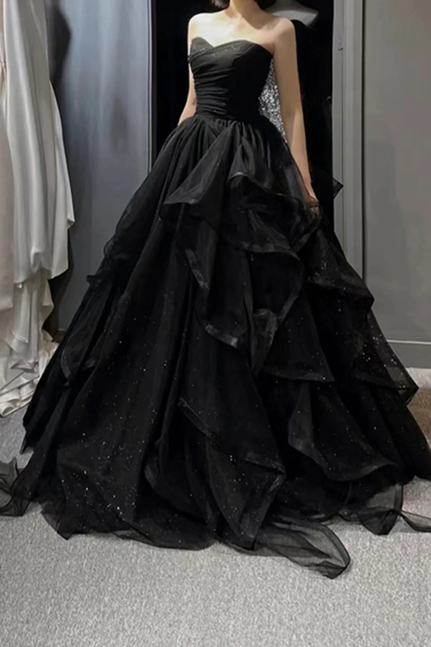 Robe de bal trapèze longue en tulle noir à épaules dénudées et plusieurs couches