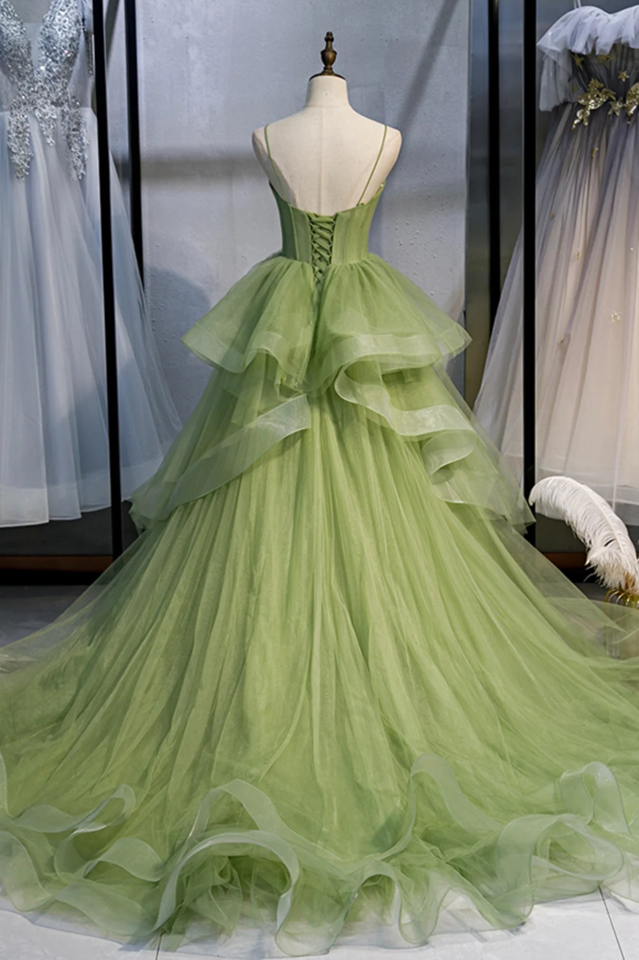 Robe de bal longue en tulle vert coupe trapèze