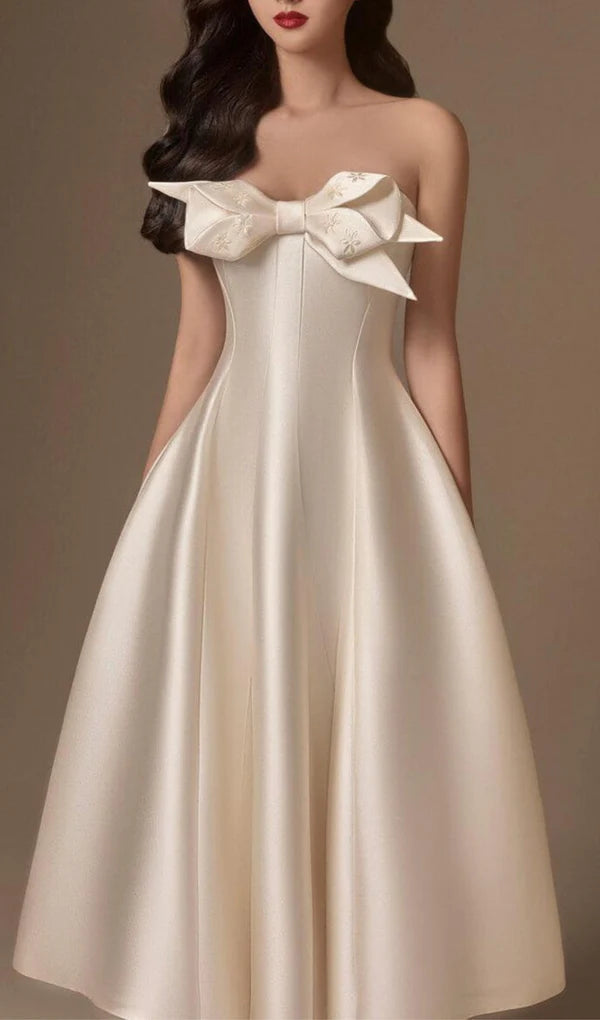 Robe de bal trapèze sans manches et sans bretelles avec nœud sur la poitrine