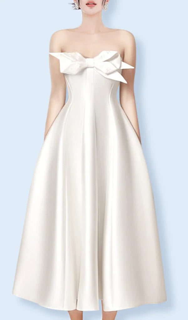 Robe de bal trapèze sans manches et sans bretelles avec nœud sur la poitrine