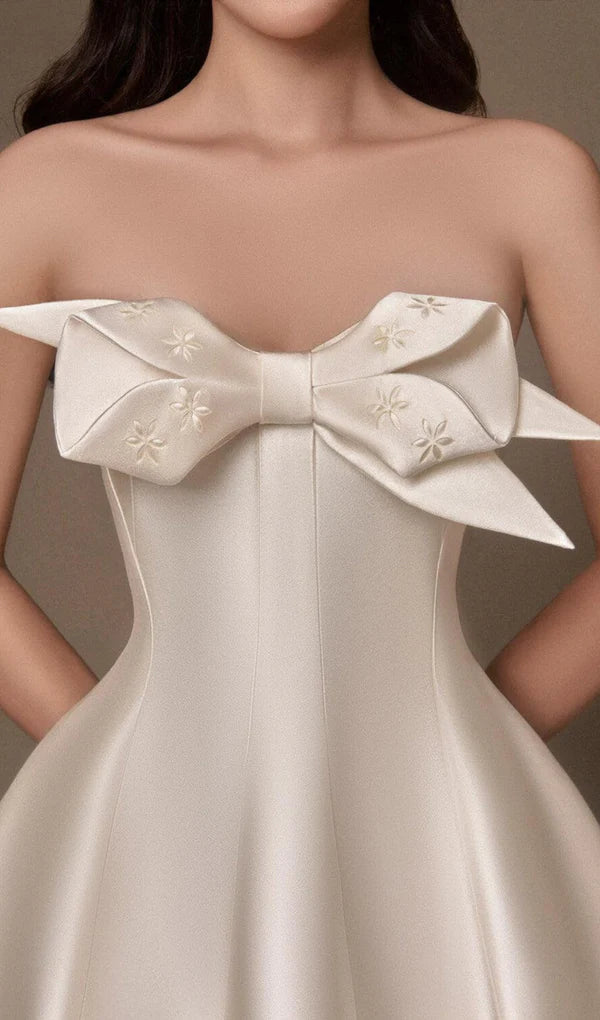 Robe de bal trapèze sans manches et sans bretelles avec nœud sur la poitrine