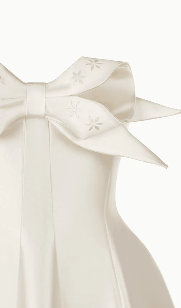 Robe de bal trapèze sans manches et sans bretelles avec nœud sur la poitrine