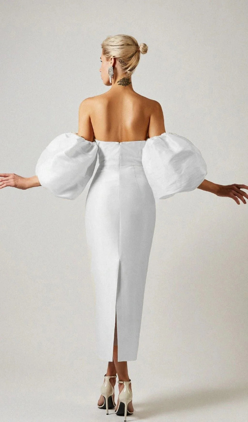 Vestido de fiesta blanco de satén sin tirantes y mangas abullonadas