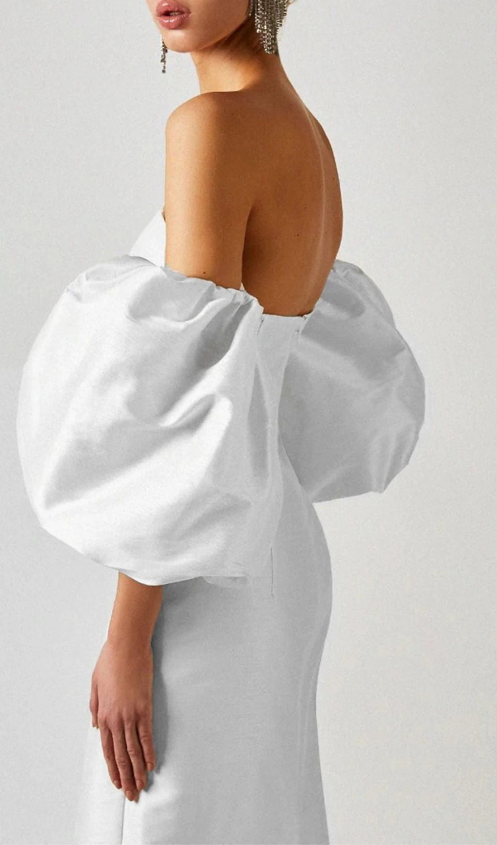 Robe de bal bustier en satin blanc à manches bouffantes
