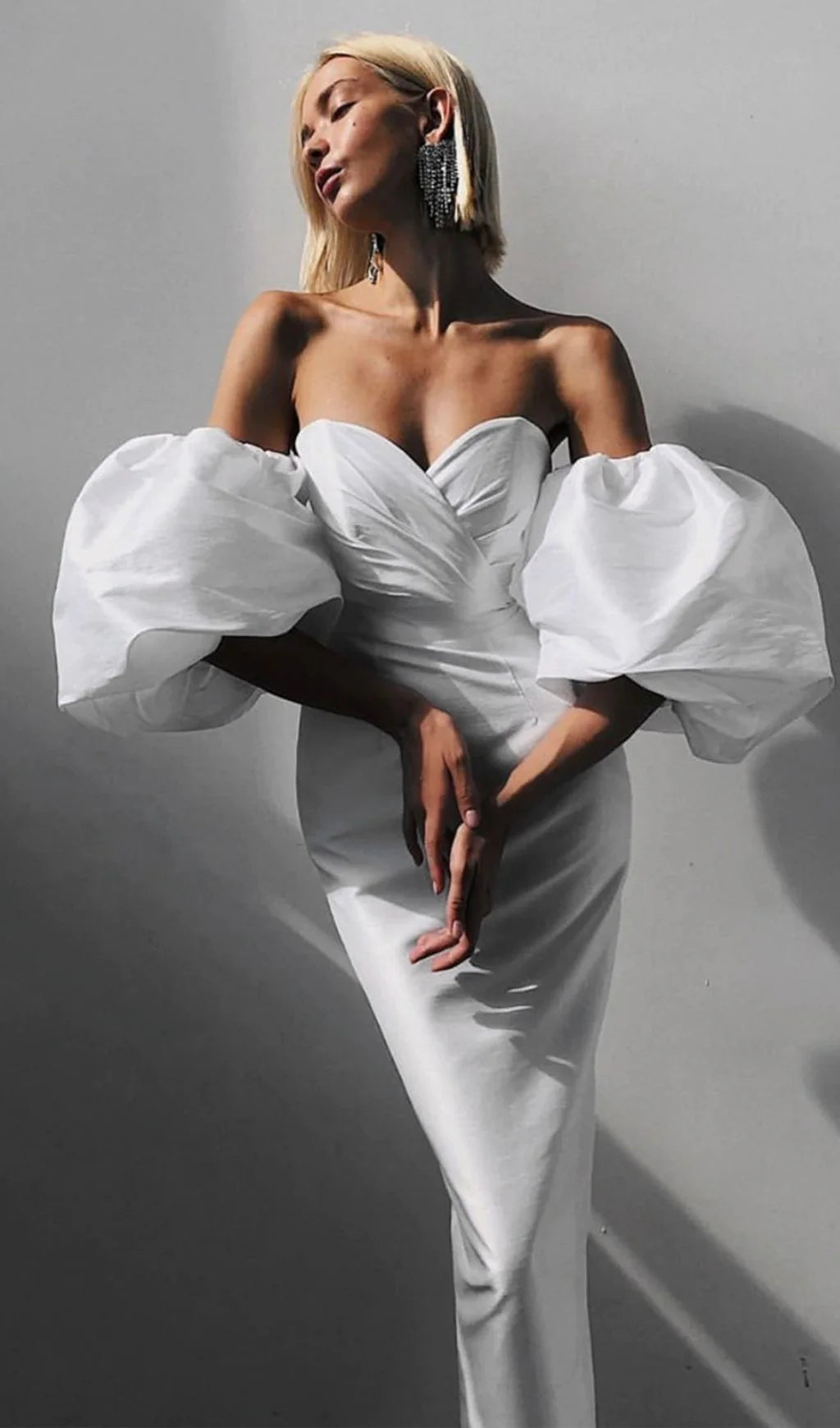 Robe de bal bustier en satin blanc à manches bouffantes