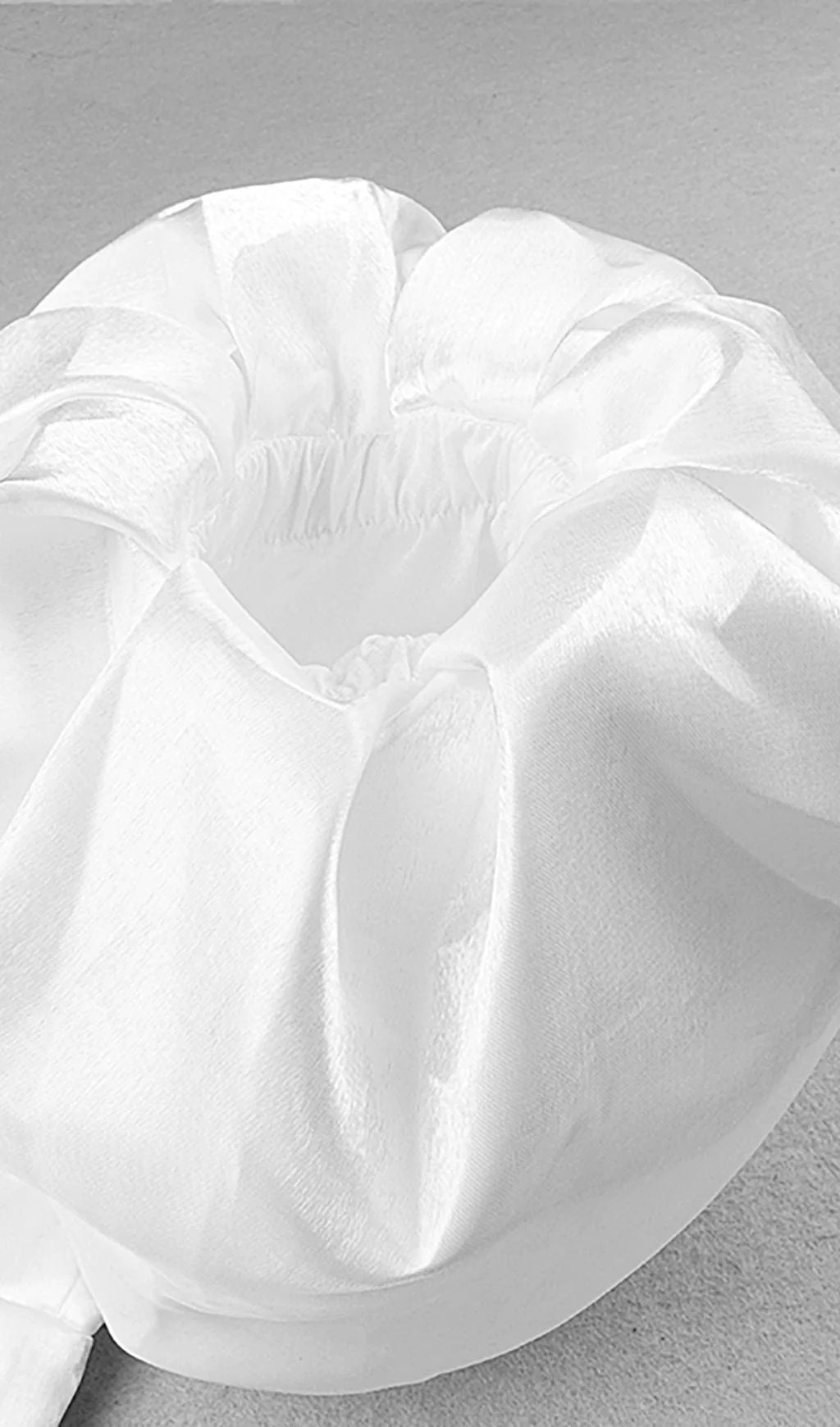 Robe de bal bustier en satin blanc à manches bouffantes