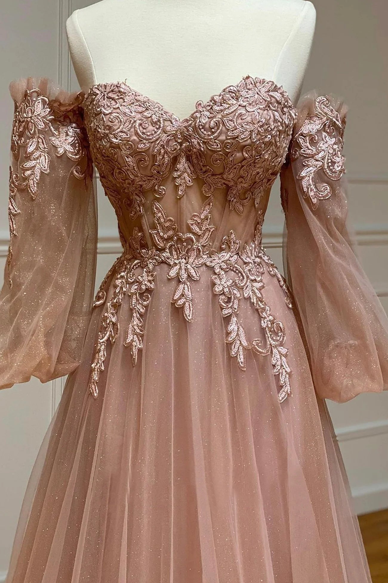 Robe de bal longue en tulle et dentelle à épaules dénudées