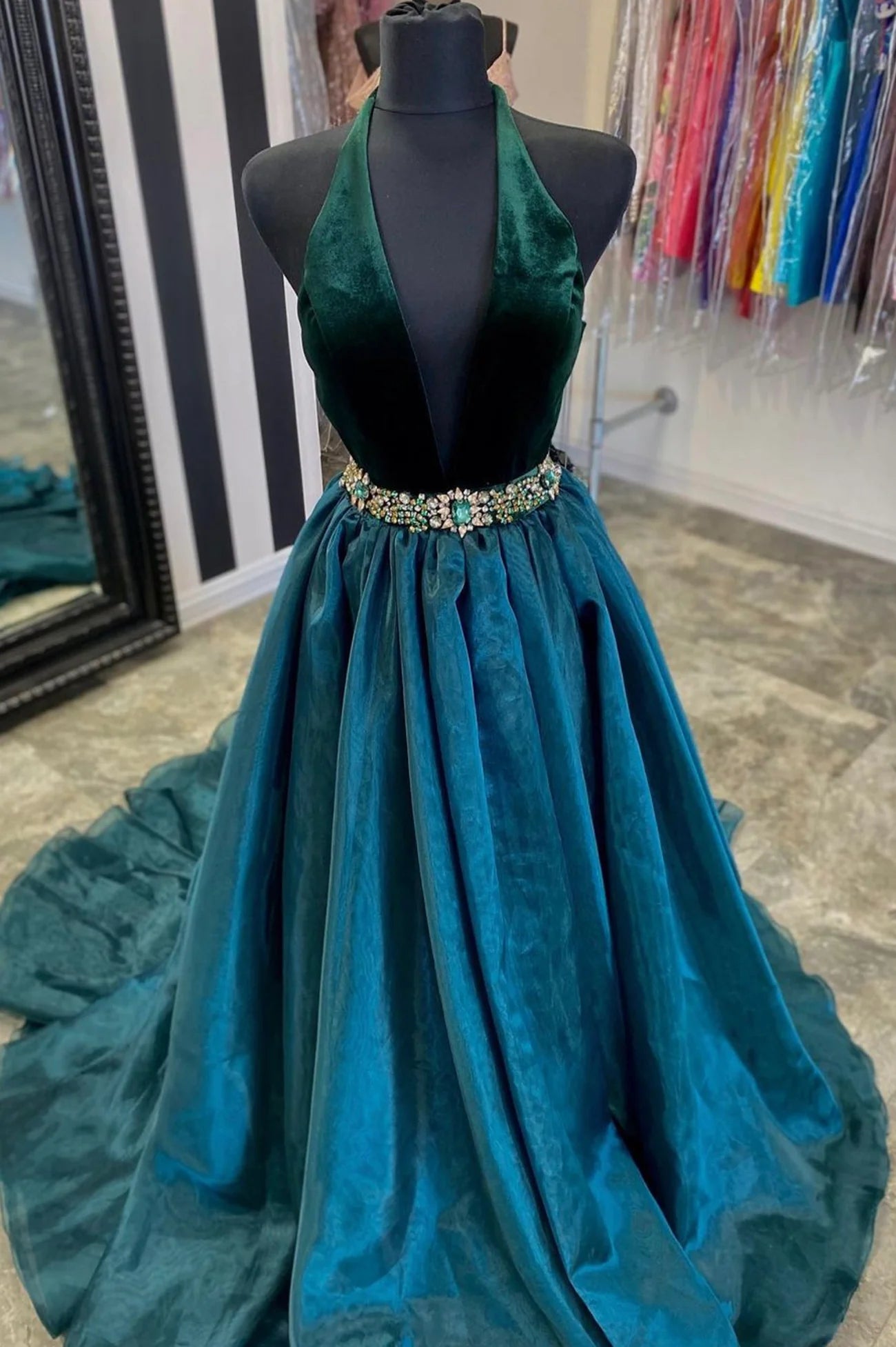 Robe de bal longue en tulle à col en V et coupe trapèze
