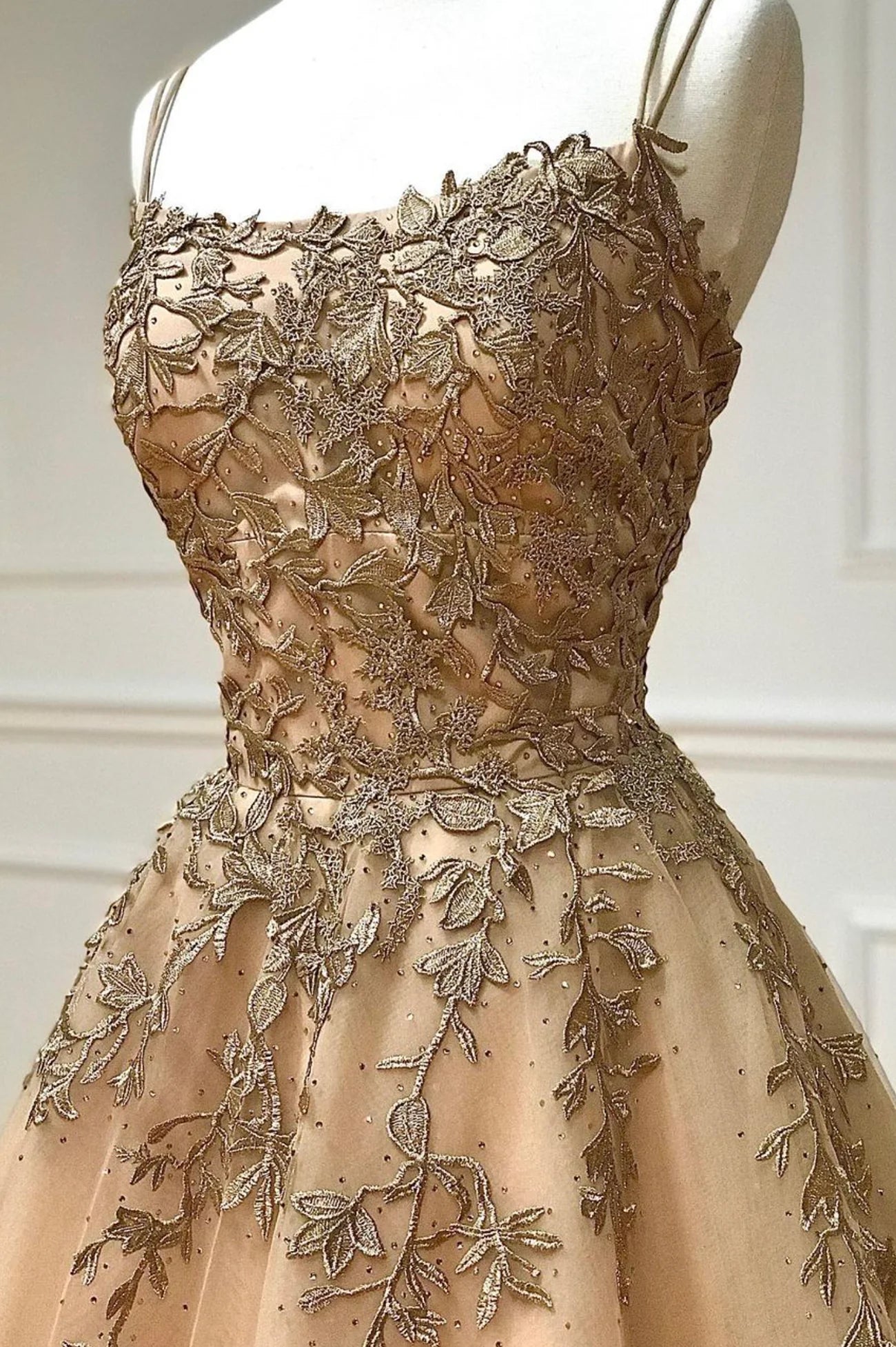 Robe de bal longue en dentelle à bretelles spaghetti et coupe trapèze