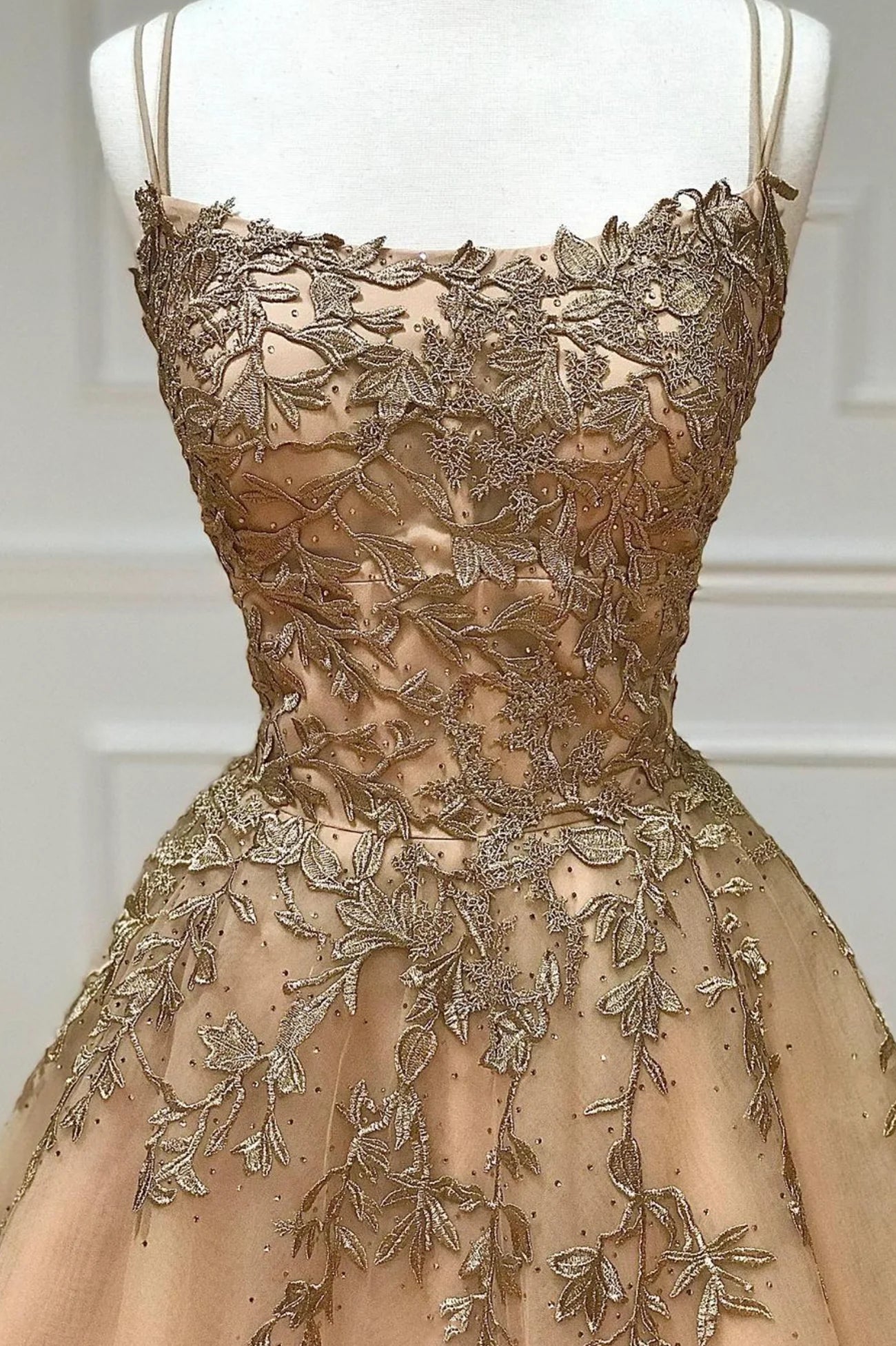 Robe de bal longue en dentelle à bretelles spaghetti et coupe trapèze