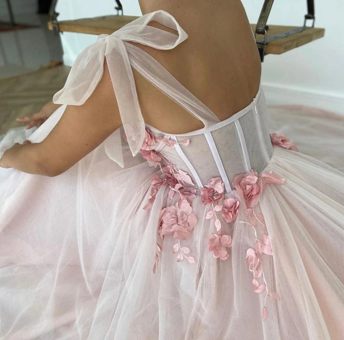 Vestido de fiesta largo de tul rosa con encaje, sin tirantes y corte A con flores 3D