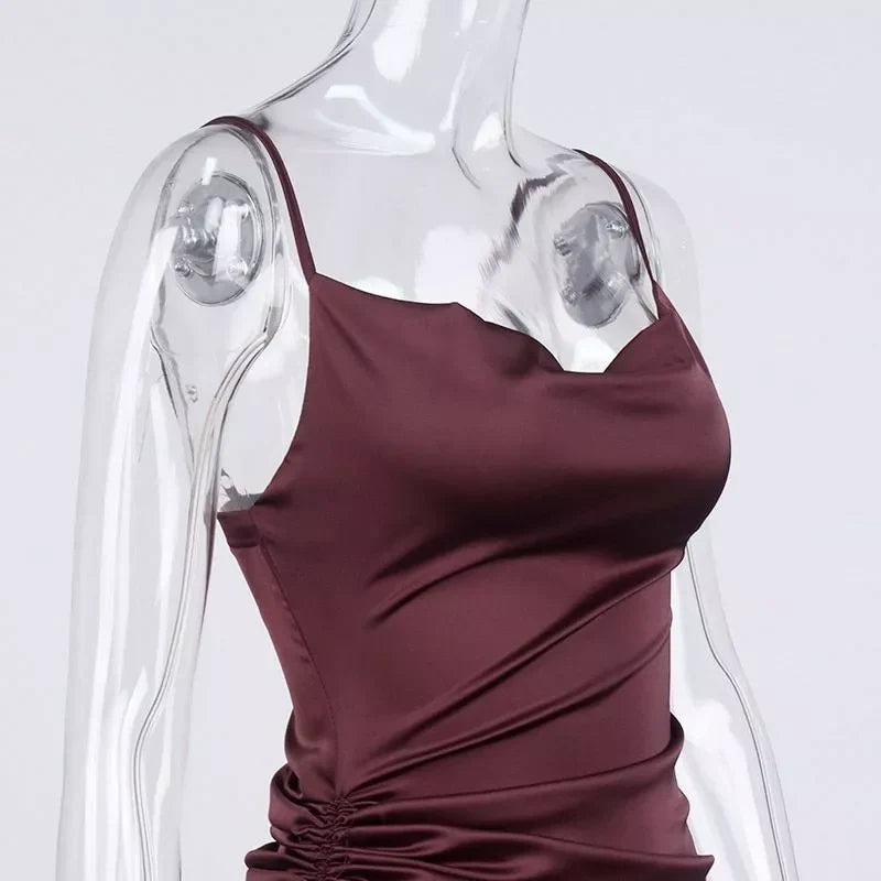 Vestido de fiesta corto asimétrico de satén con tirantes finos y abertura lateral alta