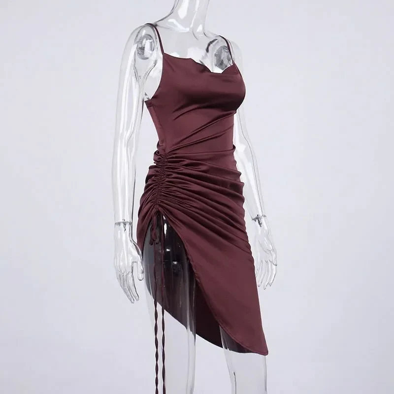 Vestido de fiesta corto asimétrico de satén con tirantes finos y abertura lateral alta