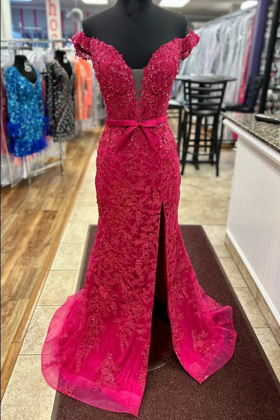 Vestido de fiesta de sirena con hombros descubiertos y abertura con apliques