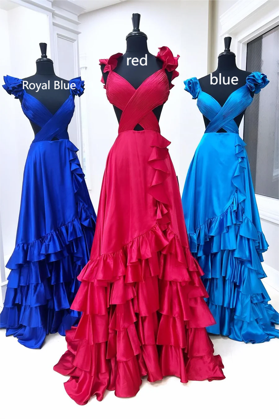 Robe de bal trapèze à volants et découpe fendue