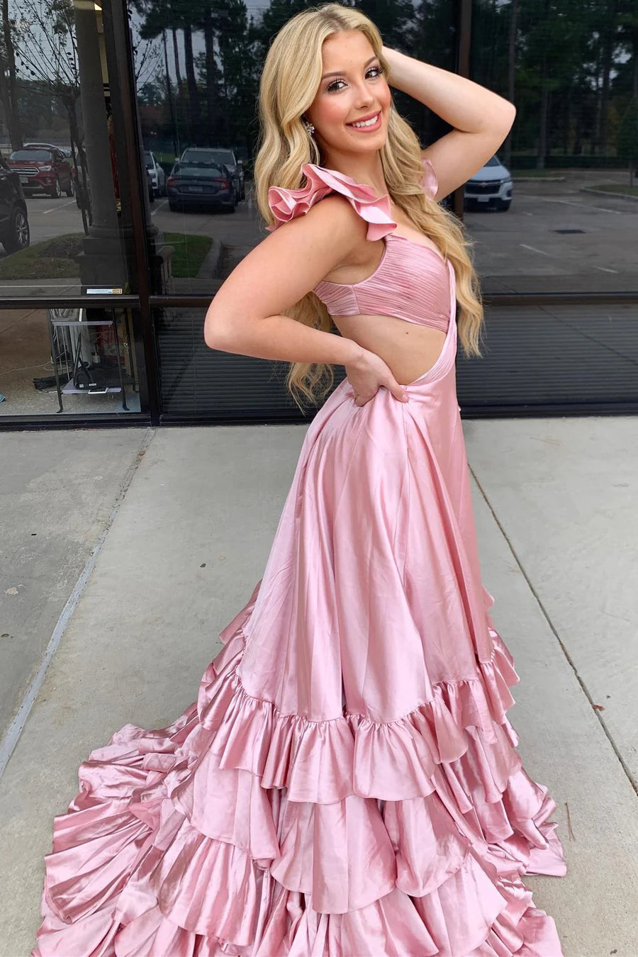 Robe de bal trapèze à volants et découpe fendue