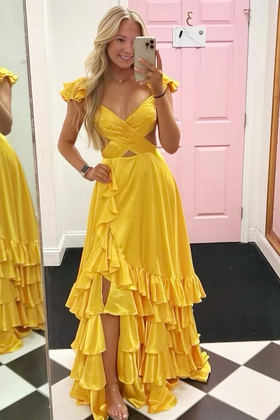 Robe de bal trapèze à volants et découpe fendue