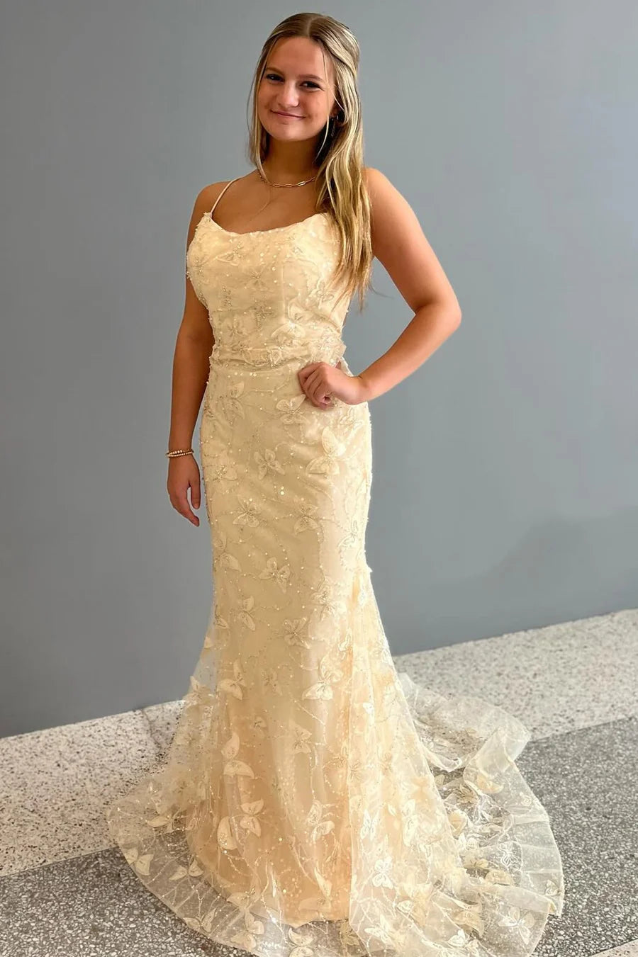 Vestido de fiesta de sirena con escote redondo y apliques de mariposa