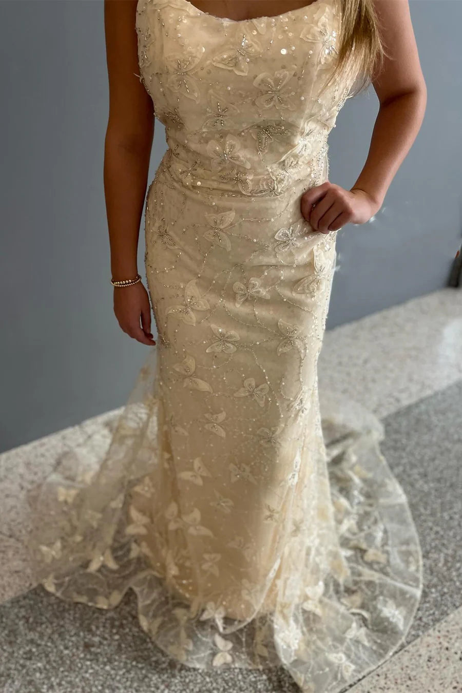 Vestido de fiesta de sirena con escote redondo y apliques de mariposa