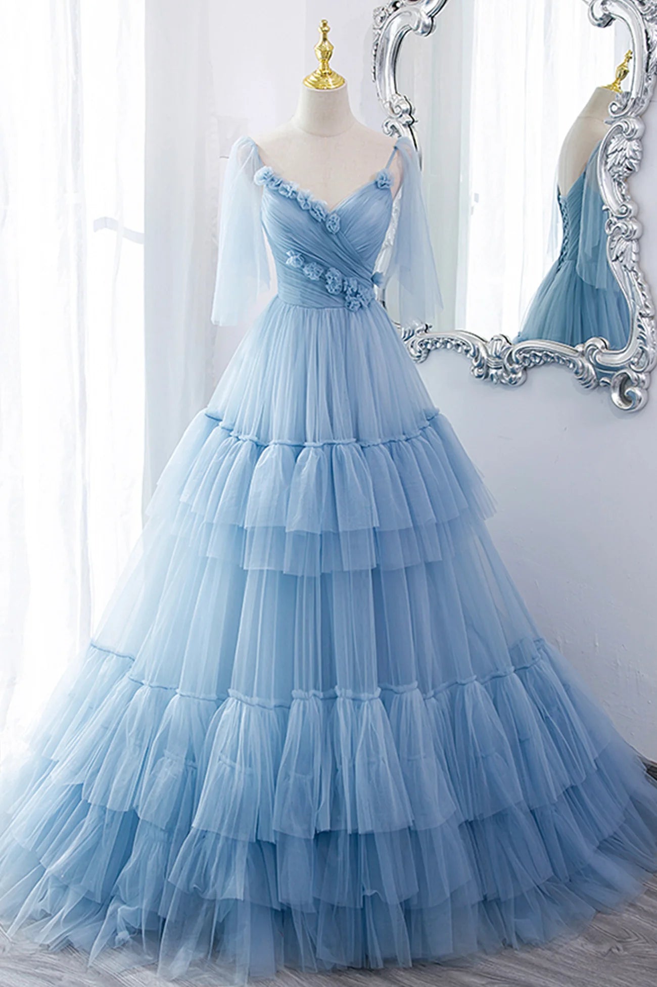 Robe de princesse longue en tulle avec col en V et bretelles spaghetti