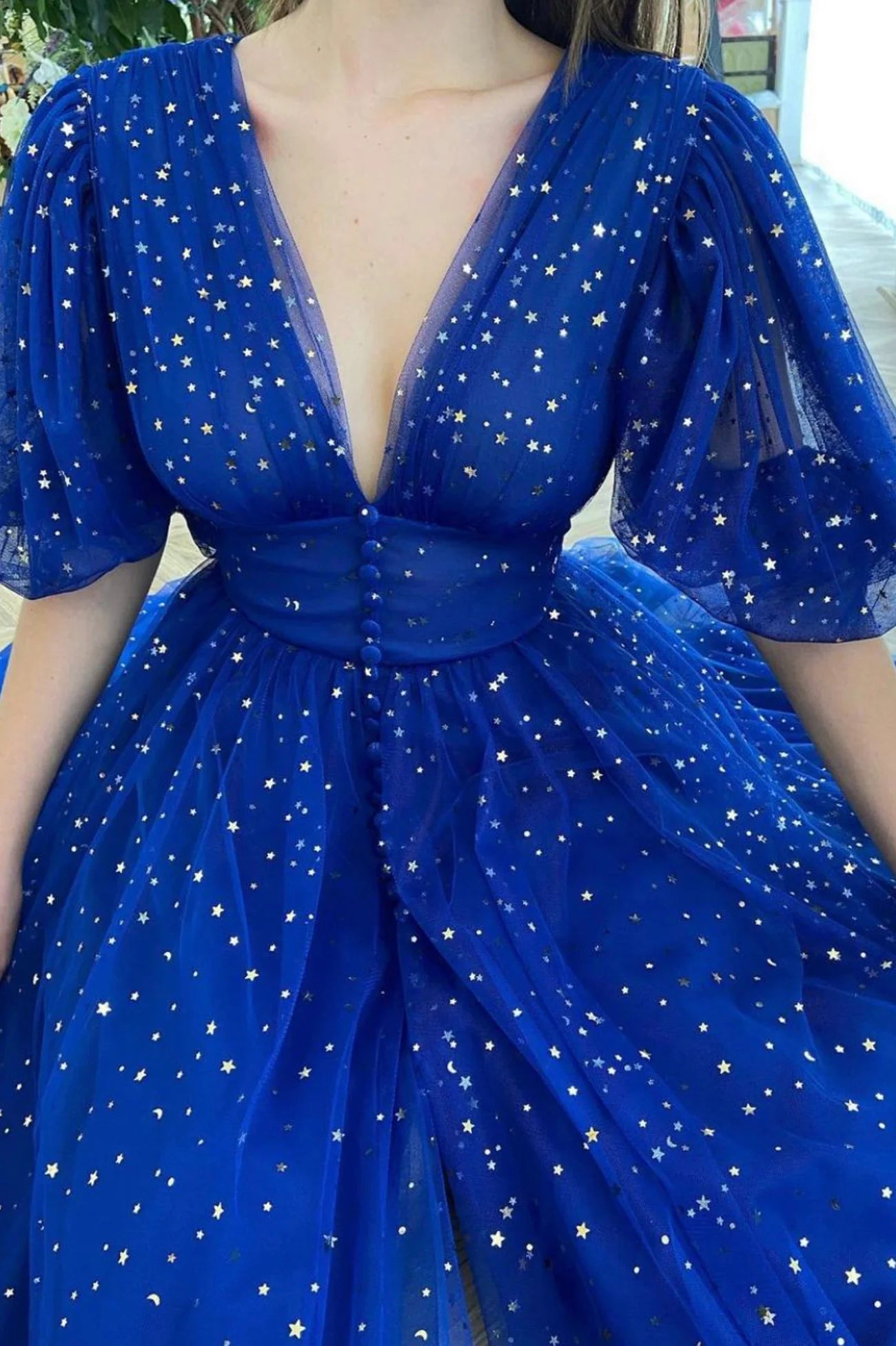 Robe de bal courte en tulle à col en V et coupe trapèze