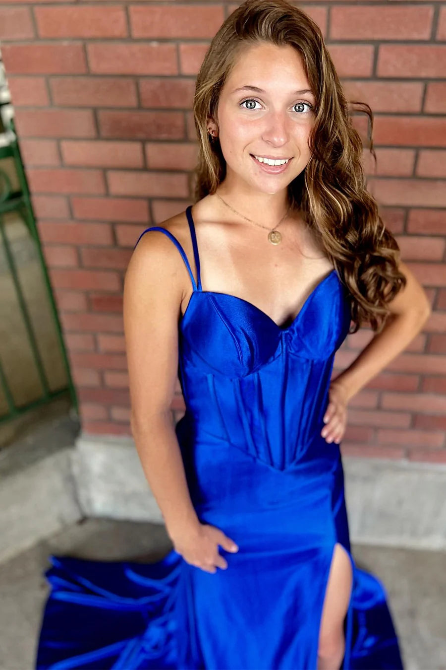 Vestido de fiesta de sirena con tirantes finos, espalda descubierta y hombros descubiertos con abertura alta