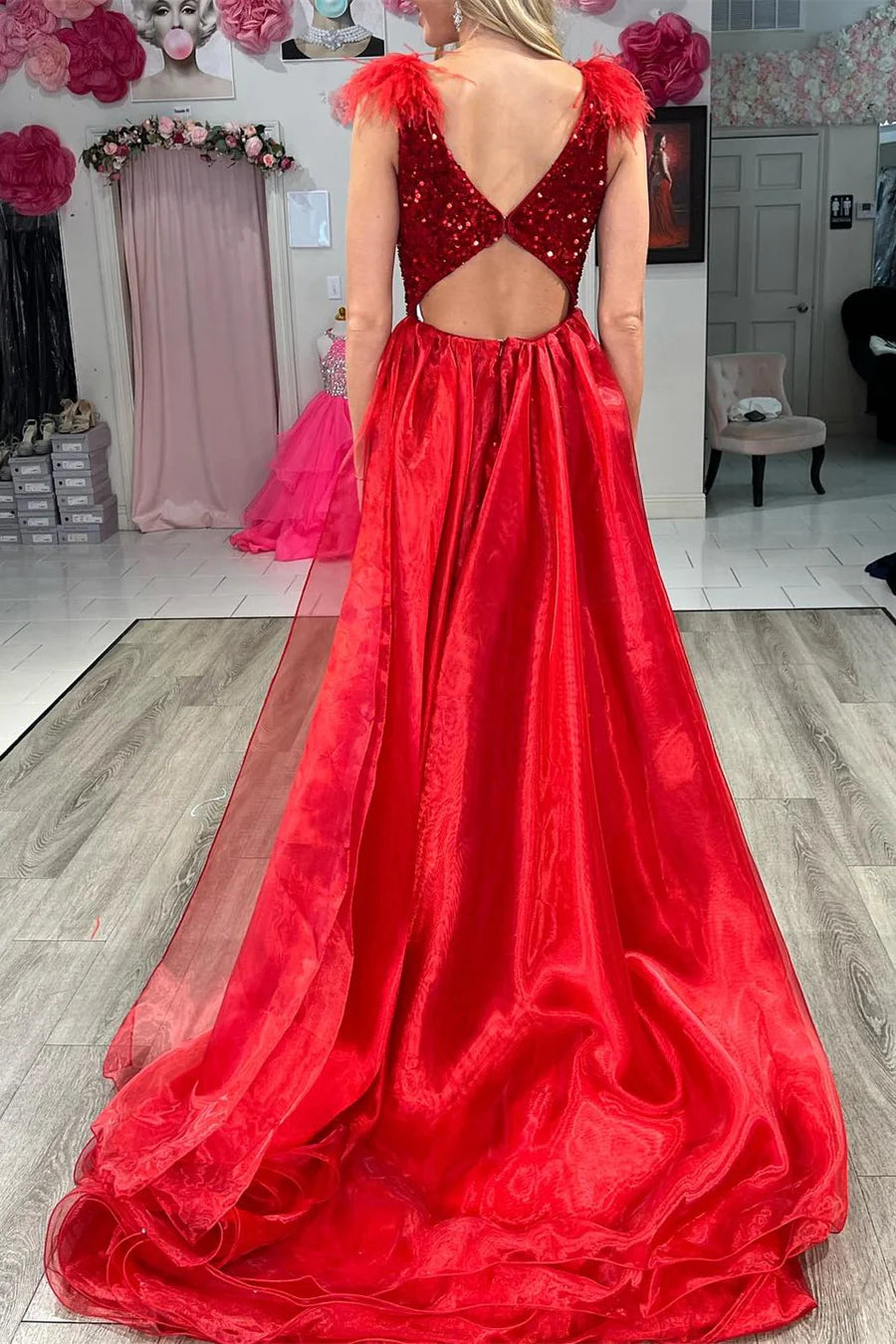 Vestido de fiesta de sirena con escote en V profundo y lentejuelas y cola