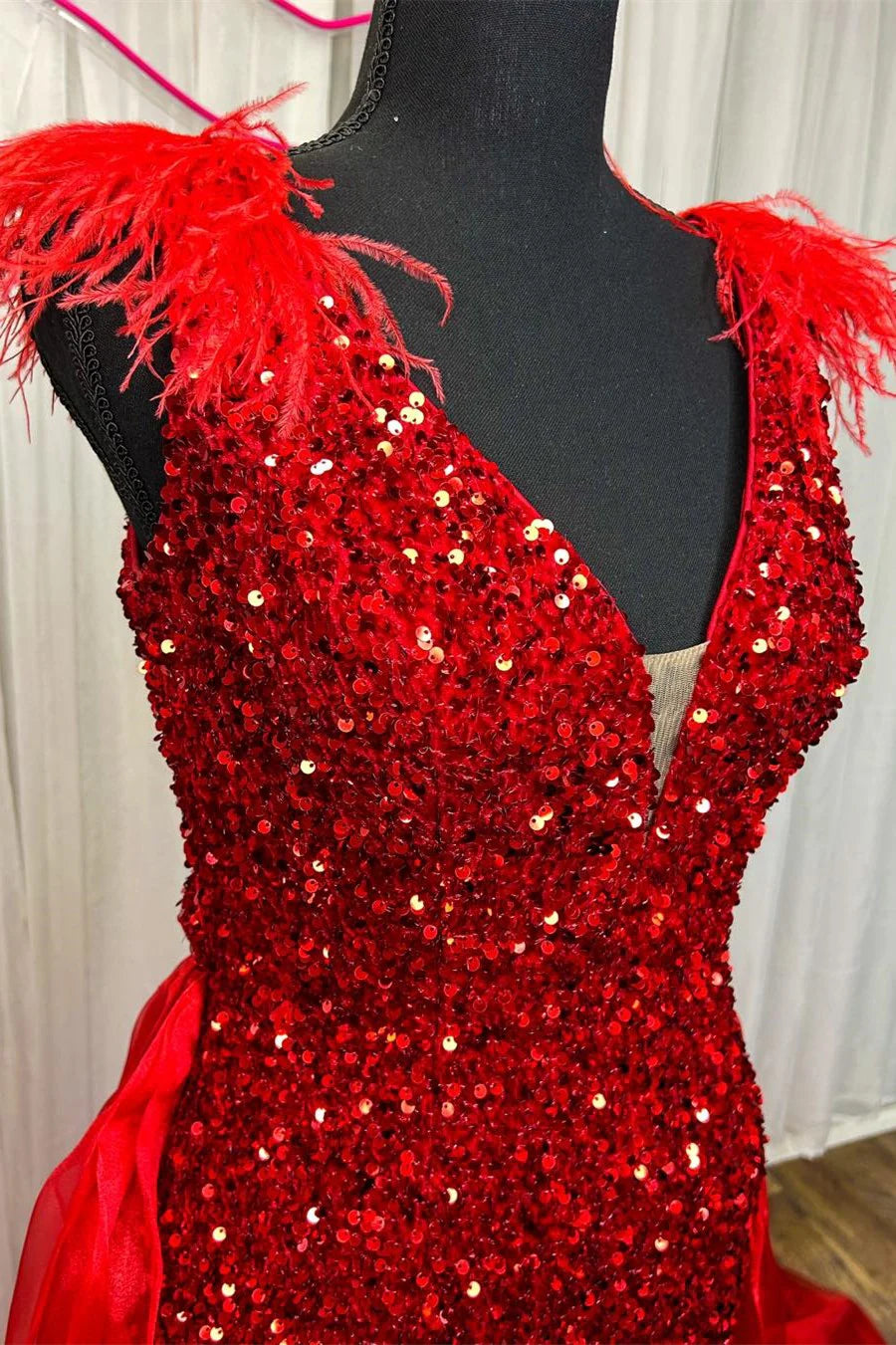 Vestido de fiesta de sirena con escote en V profundo y lentejuelas y cola