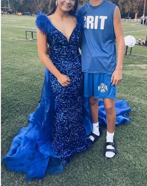 Vestido de fiesta de sirena con escote en V profundo y lentejuelas y cola