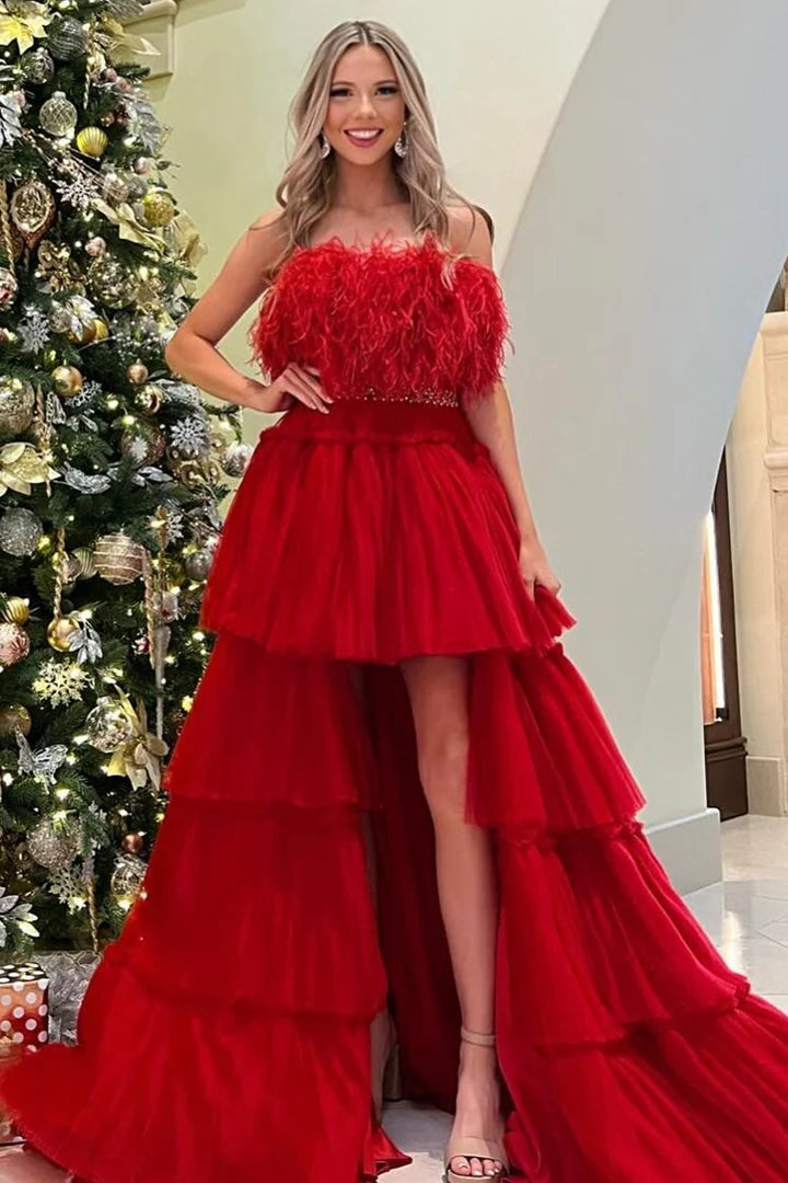 Robe de bal trapèze à épaules dénudées, bustier et plumes