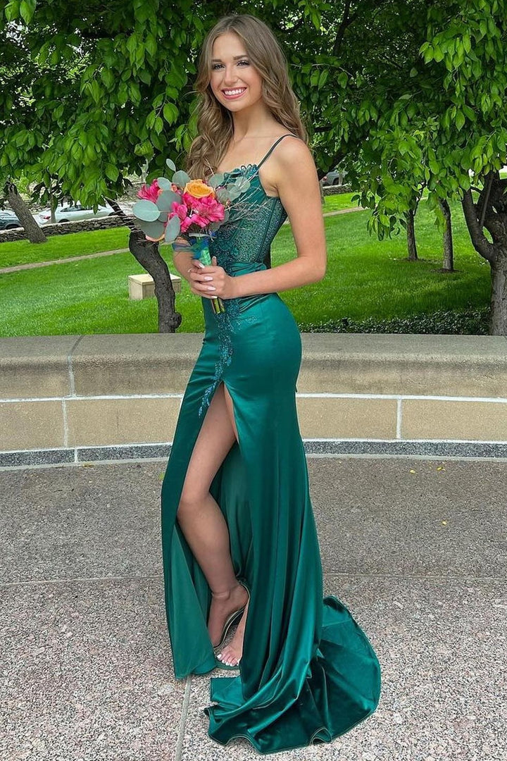 Vestido de fiesta de sirena con apliques y tirantes finos y abertura