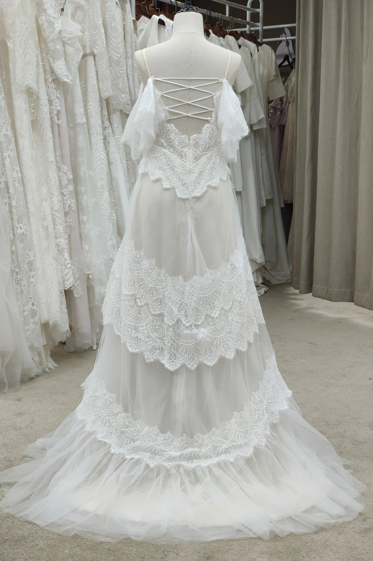 Robe de bal longue en tulle et dentelle ivoire à bretelles spaghetti